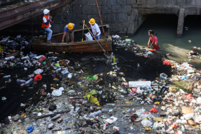 Peserta mengumpulkan sampah saat mengikuti aksi membersihkan kanal di Makassar, Sulawesi Selatan, Jumat (13/6/2025).