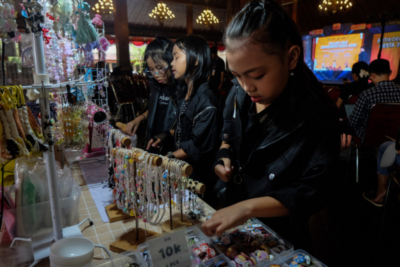 Pengunjung melihat-lihat suvenir yang dijual pelajar saat acara Pelajar Anti Korupsi Fiesta 2025 di Solo, Jawa Tengah, Jumat (13/6/2025).