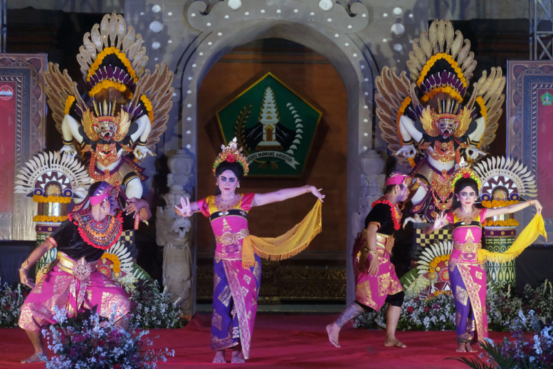 Warga Desa Subamia menampilkan Tari Sekar Ibing saat pagelaran budaya pada Festival Kecamatan Tabanan (FESTA) di Gedung Kesenian I Ketut Marya, Tabanan, Bali, Jumat (13/6/2025).