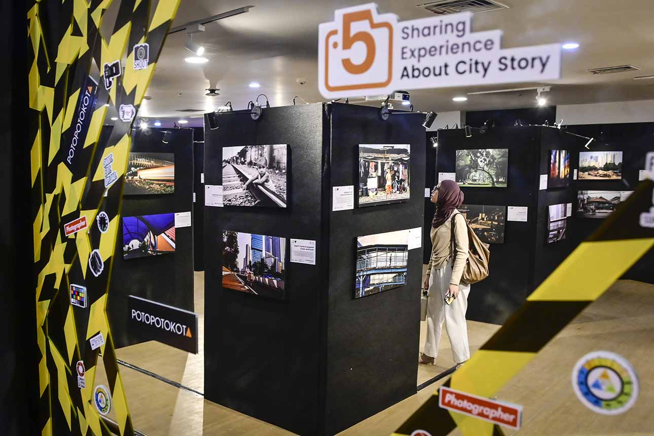 Warga mengunjungi pameran foto saat pagelaran Jakarta Future Festival 2025: Collaborate to Elevate! di Taman Ismail Marzuki, Jakarta, Jumat (13/6/2025).