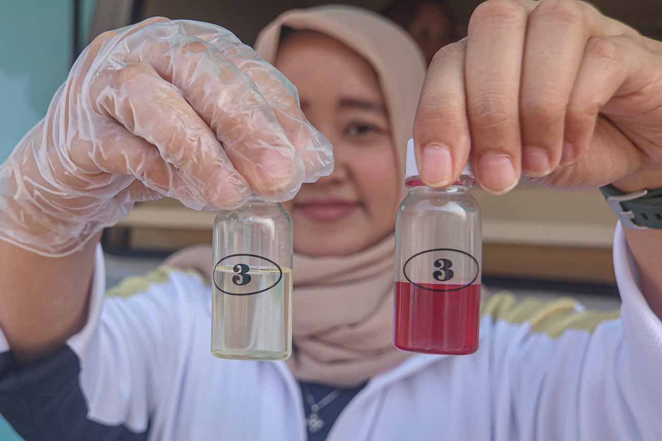 Petugas laboratorium menunjukan hasil uji bahan pangan di mobil laboratorium pengujian mutu dan keamanan pangan di Kabupaten Bogor, Jawa Barat, Jumat (13/6/2025)