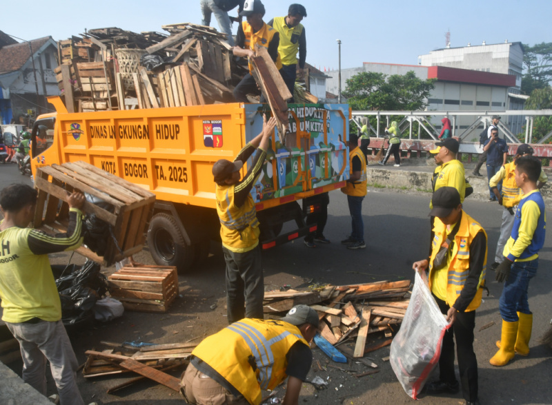 Petugas Dinas Lingkungan Hidup Kota Bogor mengangkut lapak pedagang kaki lima (PKL) saat pembongkaran di kawasan MA Salmun, Kota Bogor, Jawa Barat, Jumat (13/6/2025).