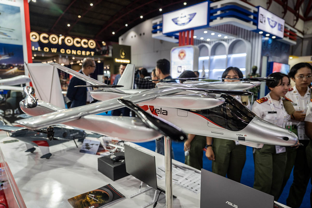 Pengunjung mengamati miniatur taksi terbang Vela Alpha yang dipamerkan saat Indo Defence Expo dan Forum di JIExpo Kemayoran, Jakarta, Jumat (13/6/2025).