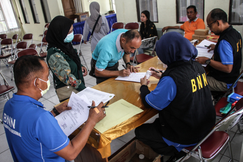 Aparatur Sipil Negara (ASN) mengisi formulir identitas sebelum melakukan tes urine di Kantor Kecamatan Pahandut, Palangka Raya, Kalimantan Tengah, Jumat (13/6/2025).