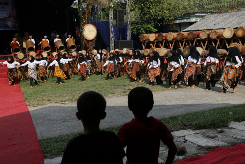 Anggota sanggar seni Yudha Asri menampilkan kesenian Rampak Bedug saat Pesta Rakyat Ngaruwat Bumi di Kampung Seni Yudha Asri, Kecamatan Bandung, Kabupaten Serang, Banten, Jumat (13/6/2025).