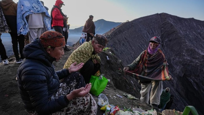 yadnya-kasada-ritual-sakral-di-kaldera-bromo-1749640700359_169